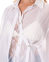 מכופתרת תחרה