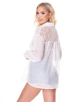 מכופתרת תחרה