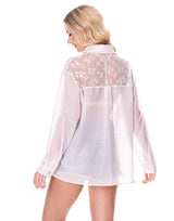 מכופתרת תחרה