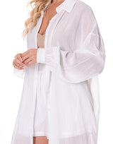 מכופתרת תחרה