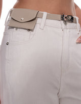 ג'ינס מתרחב עם חגורה