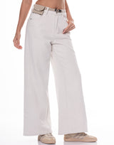 ג'ינס מתרחב עם חגורה