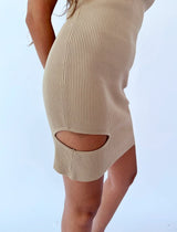 שמלה מחטבת קולר